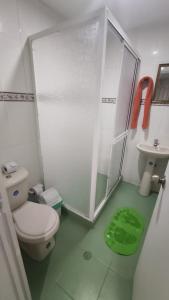 A bathroom at Sarie Bay Inn