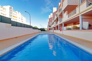 een zwembad in het midden van een gebouw bij Apartamento Sol Nascente by Portucasa in Albufeira