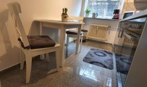a small kitchen with a table and a chair at Ferienwohnung da Salvatore in Berchtesgaden