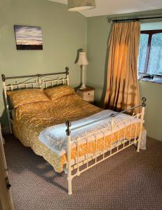1 dormitorio con cama y ventana en Charming 2-Bed Cottage in Hebden Bridge en Hebden Bridge