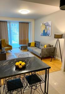 ein Wohnzimmer mit einem Tisch mit einer Obstschale darauf in der Unterkunft The Y Istanbul Suites in Istanbul