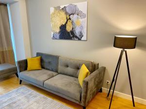 Ein Sitzbereich in der Unterkunft The Y Istanbul Suites