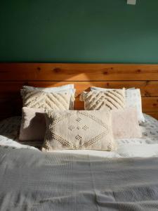 Postel nebo postele na pokoji v ubytování Escale Chambre d'hôtes Au coeur du vieux Profondeville entre Namur et Dinant