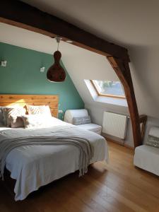 Ліжко або ліжка в номері Escale Chambre d'hôtes Au coeur du vieux Profondeville entre Namur et Dinant