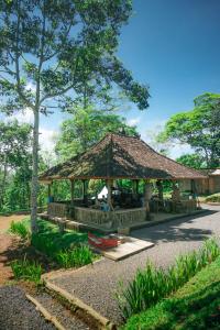 un pabellón en un parque con techo en KAMPUNG KOPI CAMP en Pujungan