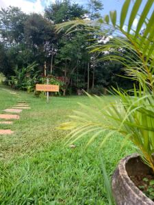 una señal en medio de un campo de hierba en Pouso dos Querubins, en Tiradentes