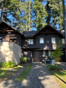 una casa negra con una entrada delante de ella en PUCON HOUSE - Lake Access & Near Ski Center, en Pucón