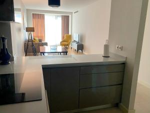 eine Küche mit einer Arbeitsplatte und ein Wohnzimmer in der Unterkunft The Y Istanbul Suites in Istanbul