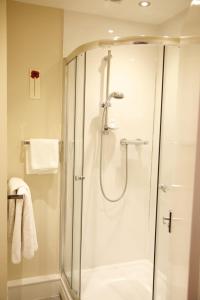 A bathroom at Best Western Manchester Altrincham Cresta Court Hotel 