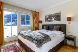 1 dormitorio con cama y ventana grande en Appartementhaus Tristenau, en Pertisau