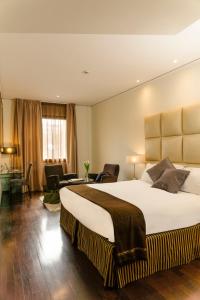 A bed or beds in a room at Cosmopolitan Hotel