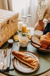- une table avec du pain, du café et du pain grillé dans l'établissement B&B Maison Rosa, à Bordeaux
