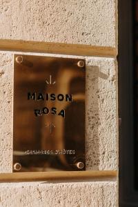 une pancarte sur un mur indiquant le rosa de la mission dans l'établissement B&B Maison Rosa, à Bordeaux