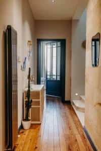 a hallway with a blue door and a wooden floor at B&B Maison Rosa in Bordeaux
