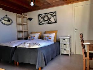 1 dormitorio con 2 camas y techo de madera en Ferme Auberge Linossier, en Burdignes