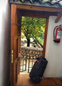 クエンカにあるLa Casita de Nerea con Parking Gratuitoのパティオ(消火器付)への開放ドア