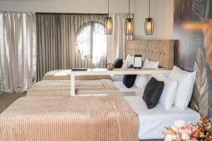 Postel nebo postele na pokoji v ubytování Akacija Luxury Suites