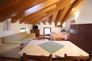uma sala de estar com um sofá e uma mesa em Residence Aquila - Mono Corno Vitello em Brusson