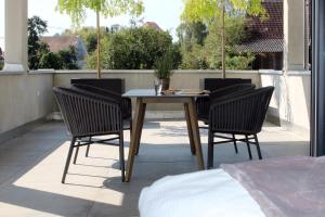 een tafel en 4 stoelen op een patio met uitzicht bij Home and Business - Wohnen auf Zeit in Burgau