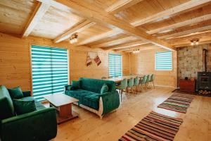 馬利賽爾的住宿－Cabana Dominic，客厅配有绿色家具和桌椅