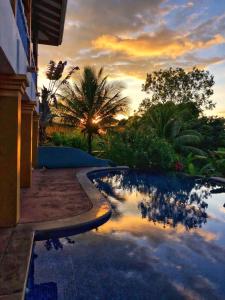 um reflexo do pôr-do-sol numa piscina em TREEHOUSE PILON PAVONES em Pavones