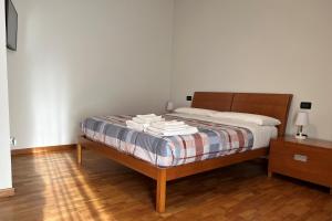 a bedroom with a bed with a wooden head board at La Roggia in Thiene