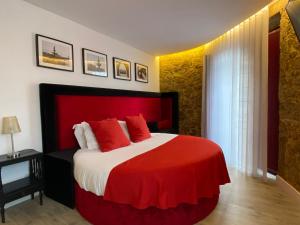 Rúm í herbergi á Top'Otel