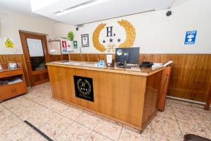 um átrio com uma secretária com um computador em Hotel El Turista em Arequipa