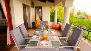 una mesa con un bol de fruta en el balcón en Вила Афина - Villa Afina en Balchik