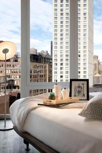 Postel nebo postele na pokoji v ubytování INNSiDE by Meliá New York Nomad