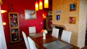 Вила Афина - Villa Afina في بالشيك: غرفة طعام مع طاولة ومدفأة