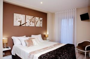 Rúm í herbergi á Top'Otel