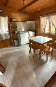 Camping les Lacs d'Armagnac的厨房或小厨房