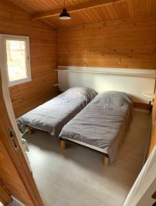 Camping les Lacs d'Armagnac客房内的一张或多张床位
