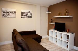 a living room with a couch and a tv at Top'Otel in Barcelos