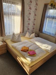 Postel nebo postele na pokoji v ubytování Pension Edelweiß + 37 fotografií