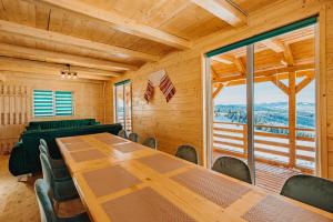馬利賽爾的住宿－Cabana Dominic，一间会议室,配有木桌和椅子