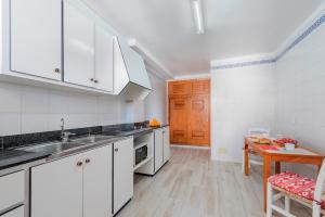 Kuchyňa alebo kuchynka v ubytovaní Apartamento Bressol 3ºb