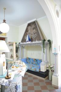 ein Wohnzimmer mit einem blauen Sofa in einem Zimmer in der Unterkunft Residence Villa Alda in Pietra Ligure