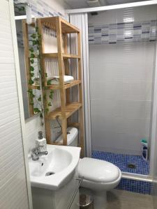 ein Bad mit einem Waschbecken, einem WC und einer Dusche in der Unterkunft Windy in Salou