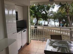 Kuchyň nebo kuchyňský kout v ubytování Martial Tropiques et Martial Coco & Plage, 2 Appartements refaits à neuf vue mer, Village de vacances à Ste Anne