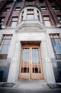 - un bâtiment avec une grande porte devant dans l'établissement The Clarence, à Dublin