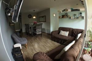 uma sala de estar com um sofá e uma mesa em Apartamento 3 Habitaciones Lima, Perú (Magdalena del Mar) em Lima