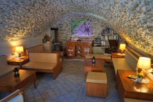 Pensione Albergo Diffuso Ceaglio Valle Maira的休息区