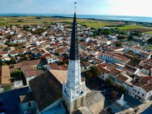 an aerial view of a town with a church tower at Ma Chambre d'Amis in Saint-Clément-des-Baleines