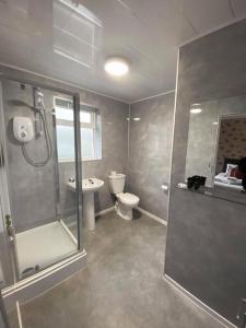A bathroom at Lochnell Arms Hotel