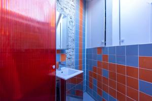 A bathroom at Spacious Apartment Near The Palais Garnier