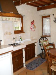 cocina con fregadero y encimera en Lo Scoiattolo, en Ventimiglia