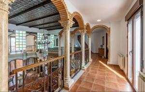 una escalera ornamentada en una casa con arcos en Lovely Home In Galera With Kitchenette, en Galera