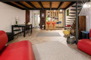 un soggiorno con divano rosso e tavolo di Casa Kawaii a Cagliari